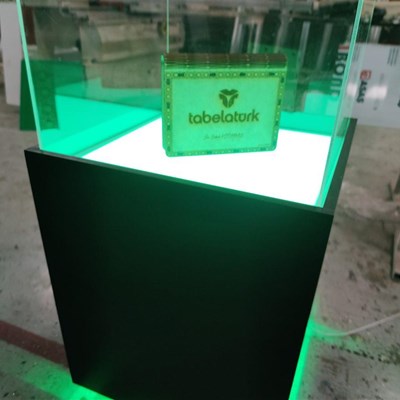 Işıklı plexi kutu ürün teşhir standı