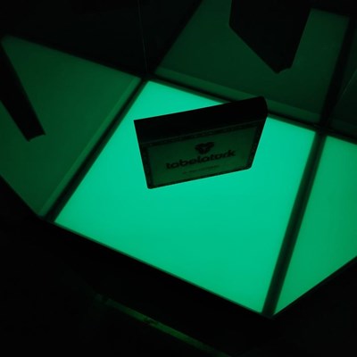 Işıklı plexi kutu ürün teşhir standı