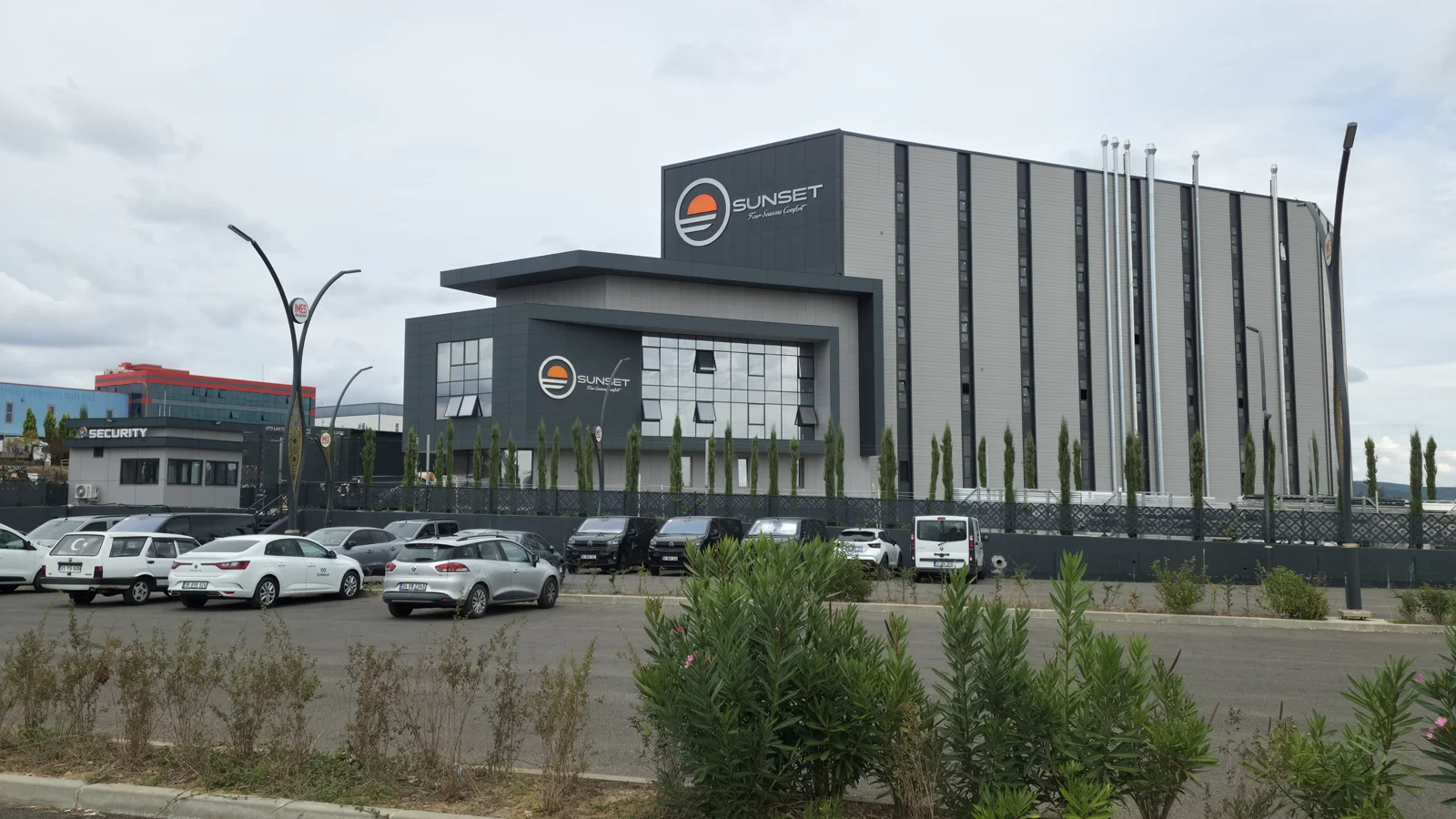 KOMPOZİT FABRİKA CEPHE GİYDİRME VE IŞIKSIZ KROM HARF TABELA PROJESİ