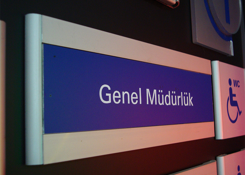 ALÜMİNYUM VE BOMBELİ KAPI İSİMLİĞİ ÇEŞİTLERİ