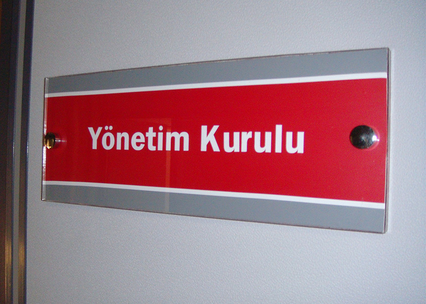 ŞEFFAF VE RENKLİ PLEKSİ KAPI İSİMLİĞİ ÖRNEKLERİ
