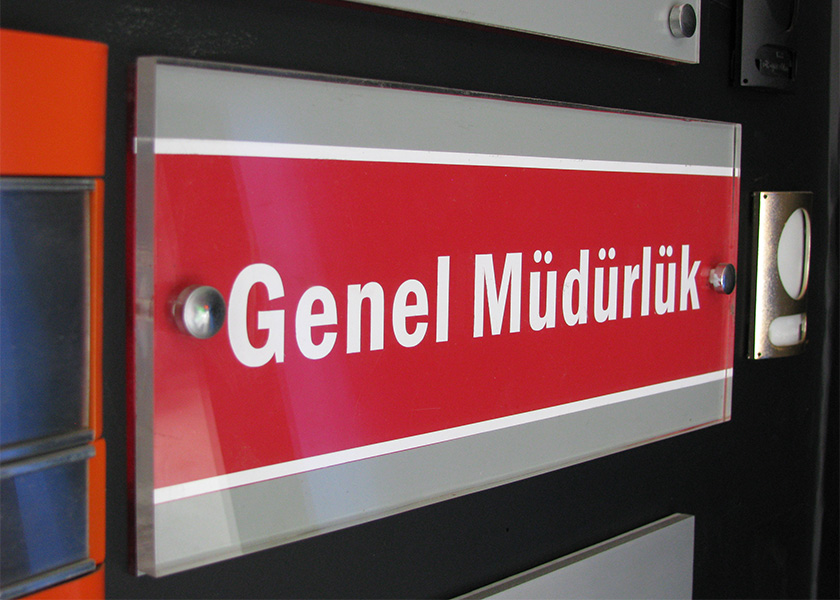 ŞEFFAF VE RENKLİ PLEKSİ KAPI İSİMLİĞİ ÖRNEKLERİ