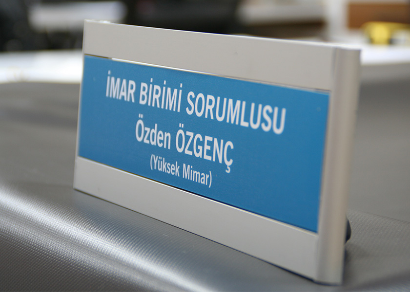 ALÜMİNYUM VE BOMBELİ KAPI İSİMLİĞİ ÇEŞİTLERİ