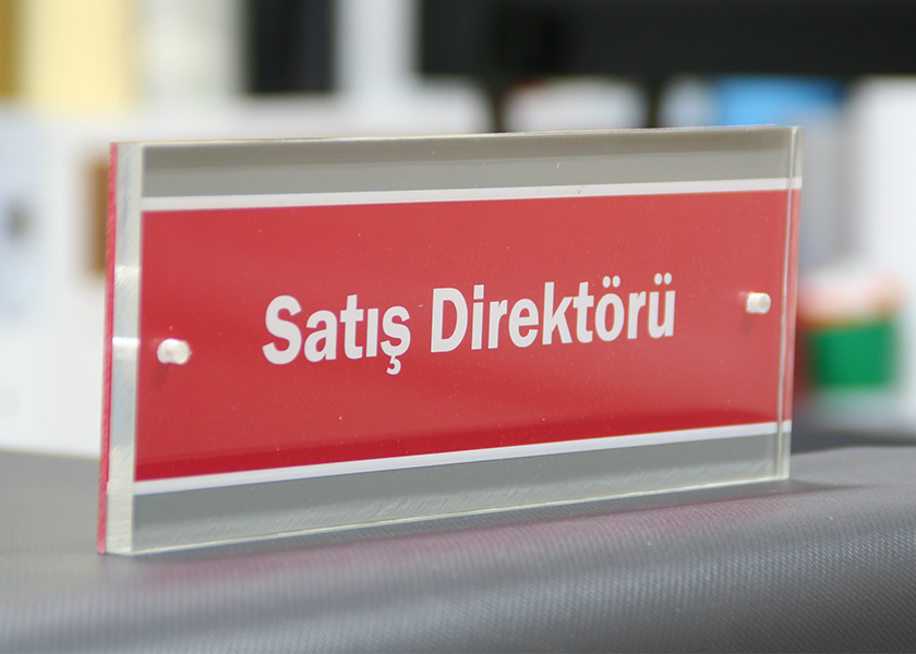 ŞEFFAF VE RENKLİ PLEKSİ KAPI İSİMLİĞİ ÖRNEKLERİ