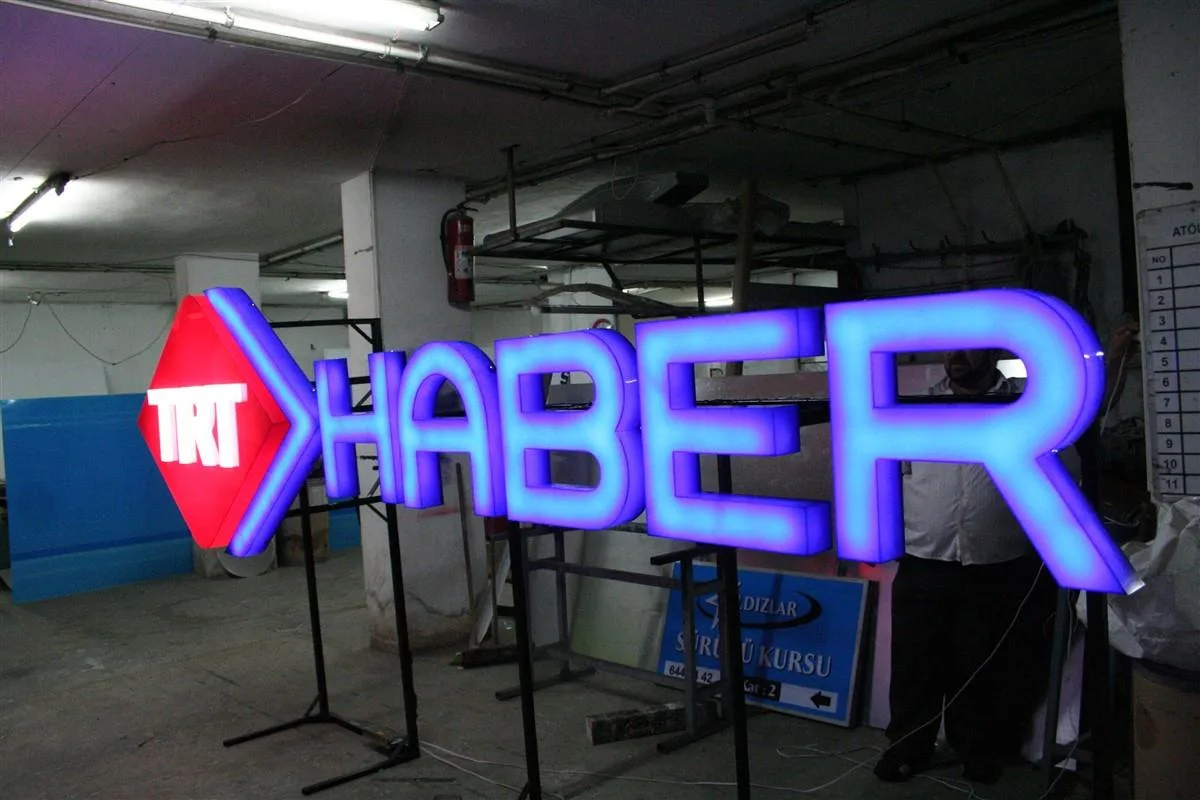 PLEKSİ IŞIKLI KUTU HARF DEMONTE AYAKLI TABELA