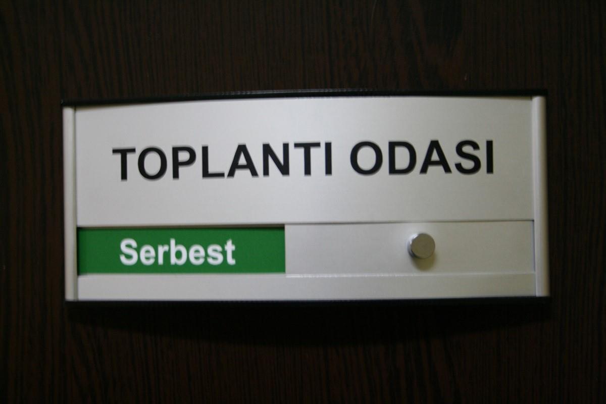 TOPLANTI ODASI KAPI İSİMLİĞİ SERBEST MEŞGUL