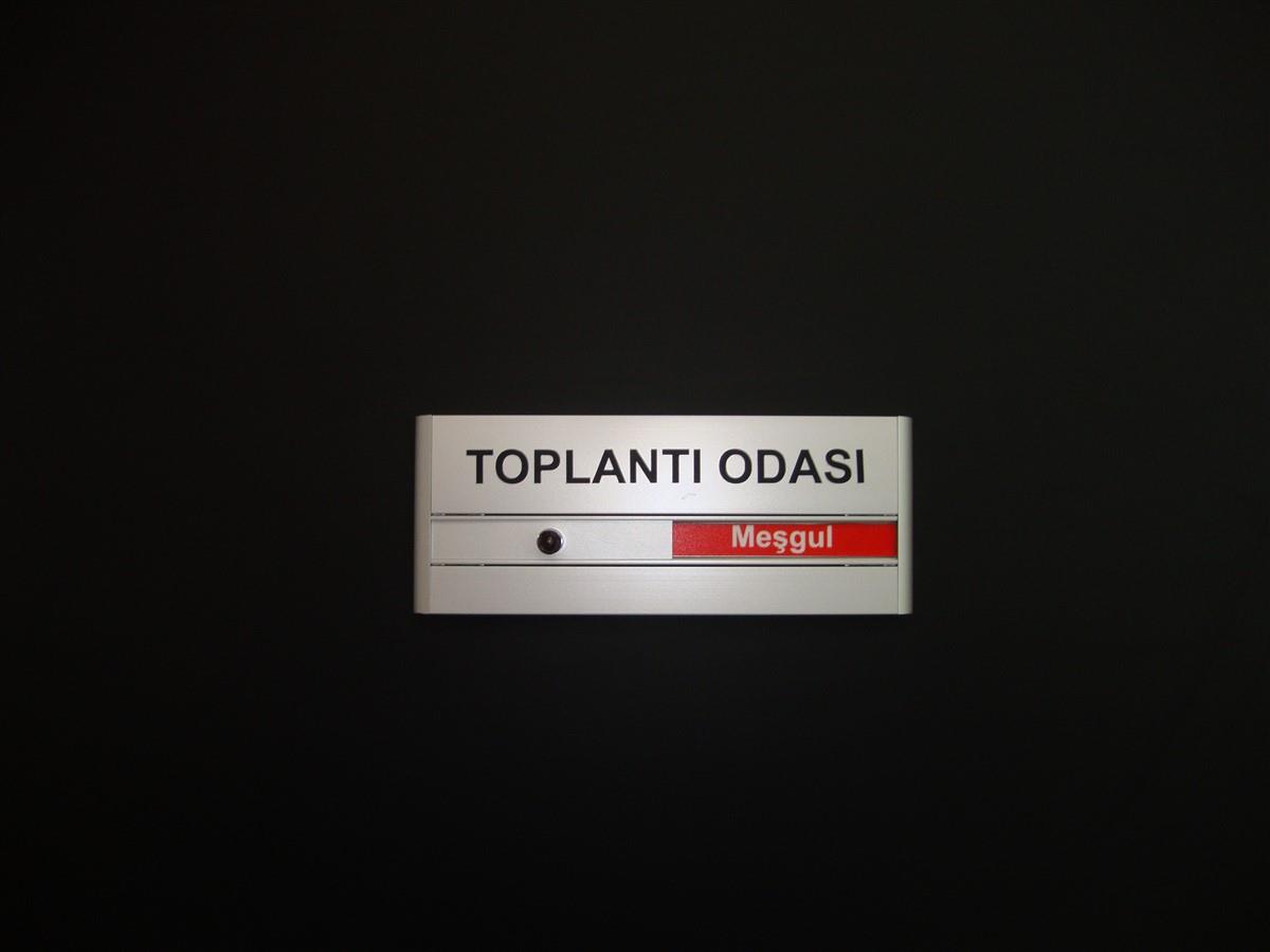 TOPLANTI ODASI KAPI İSİMLİĞİ SERBEST MEŞGUL