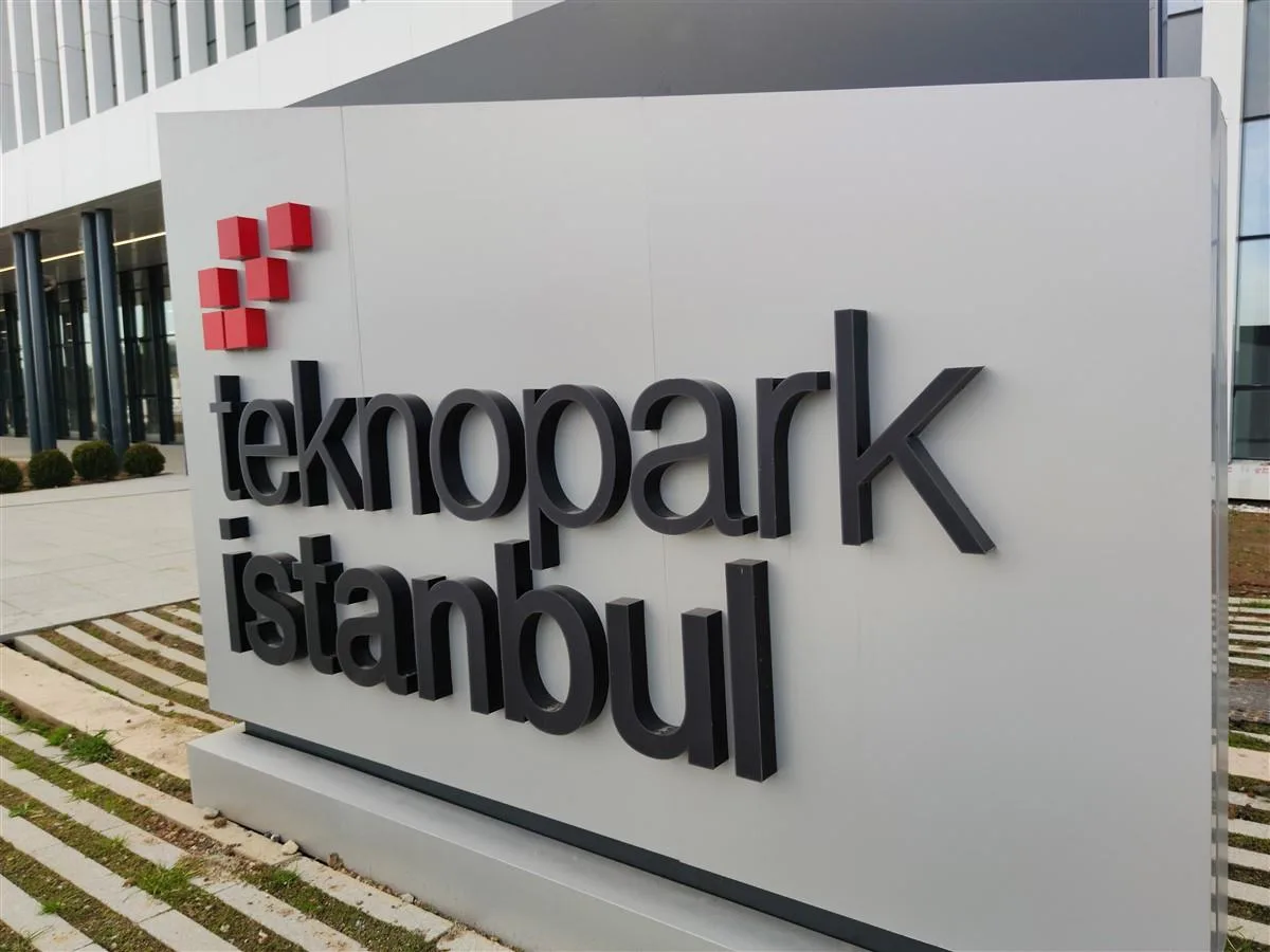 TEKNOPARK İSTANBUL PİLON TABELA İMALATI