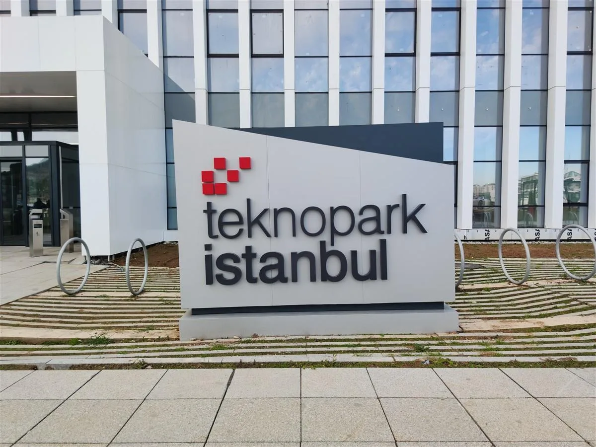 TEKNOPARK İSTANBUL PİLON TABELA İMALATI