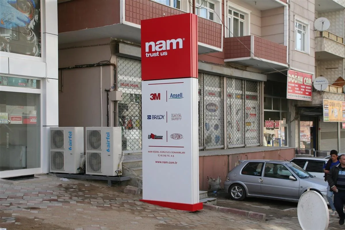 NAM TRUST US IŞIKLI PİLON TABELA İMALATI