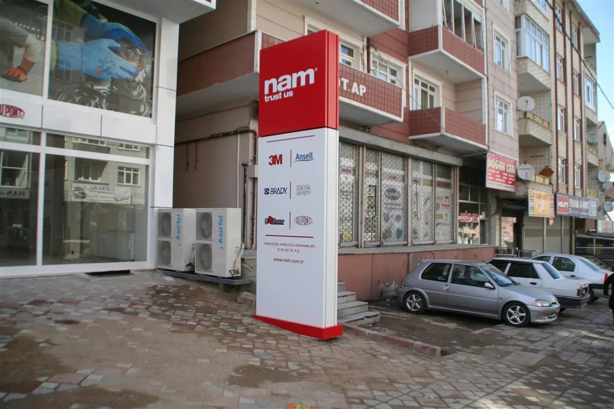 NAM TRUST US IŞIKLI PİLON TABELA İMALATI