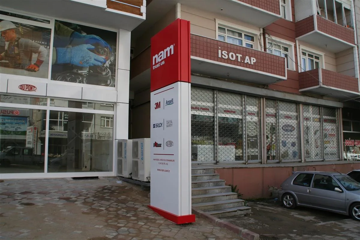 NAM TRUST US IŞIKLI PİLON TABELA İMALATI