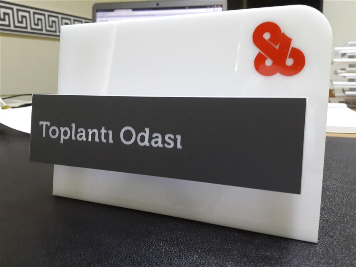 ŞEFFAF VE RENKLİ PLEKSİ KAPI İSİMLİĞİ ÖRNEKLERİ