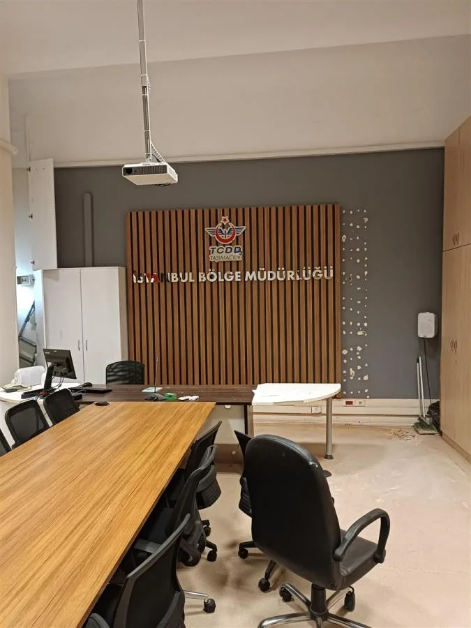 AHŞAP ZEMİN ÜZERİ KROM HARF TABELA