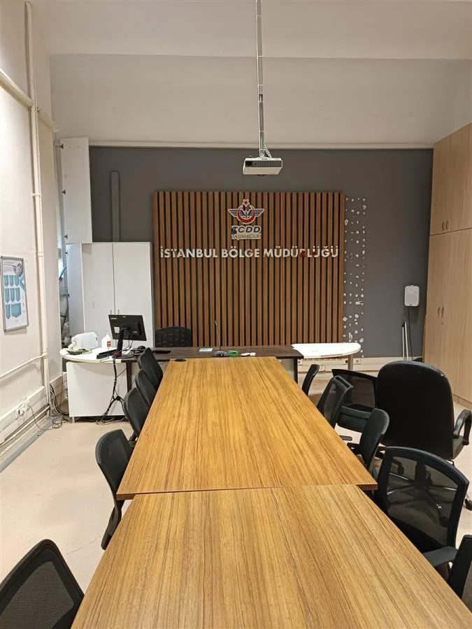 AHŞAP ZEMİN ÜZERİ KROM HARF TABELA