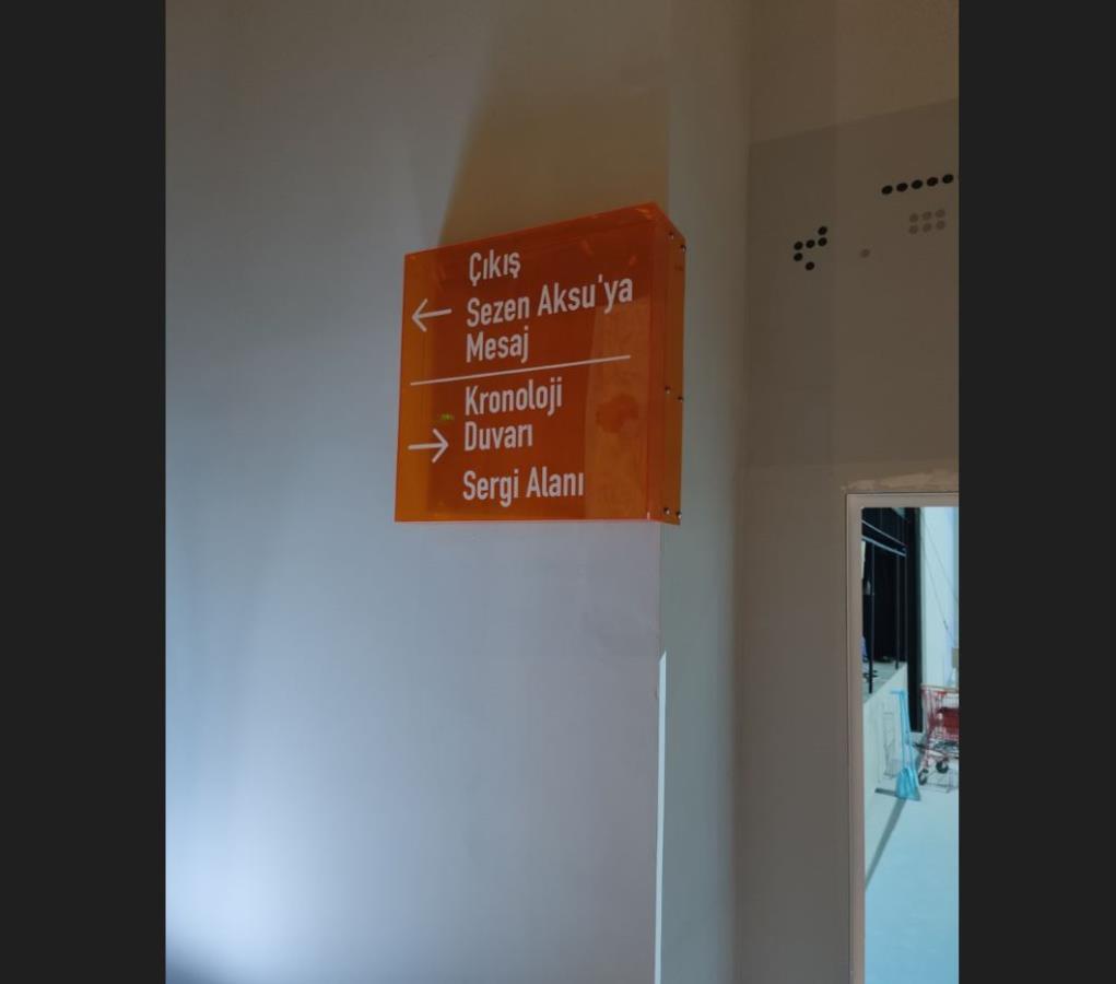 ŞEFFAF NEON RENKLİ PLEKSİ YÖNLENDİRME TABELASI