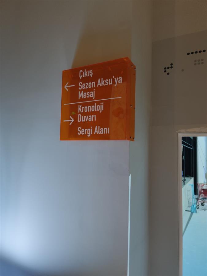 ŞEFFAF NEON RENKLİ PLEKSİ YÖNLENDİRME TABELASI