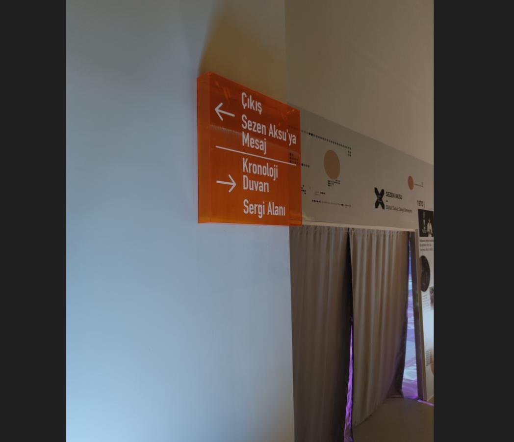 ŞEFFAF NEON RENKLİ PLEKSİ YÖNLENDİRME TABELASI