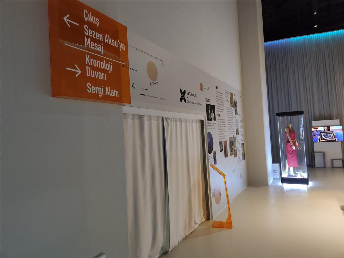 ŞEFFAF NEON RENKLİ PLEKSİ YÖNLENDİRME TABELASI