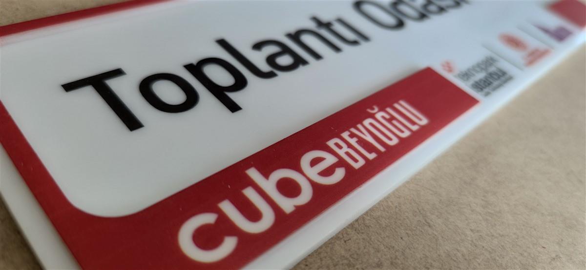 CUBE BEYOĞLU PLEKSİ KABARTMA OFİS İSİMLİĞİ