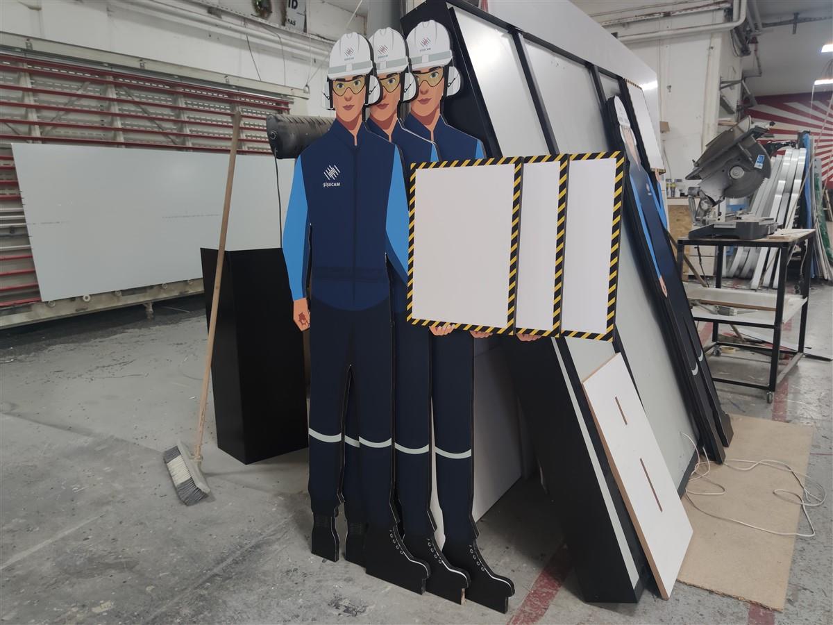 ŞİŞE CAM AYAKLI TAŞINABİLİR MASKOT STAND