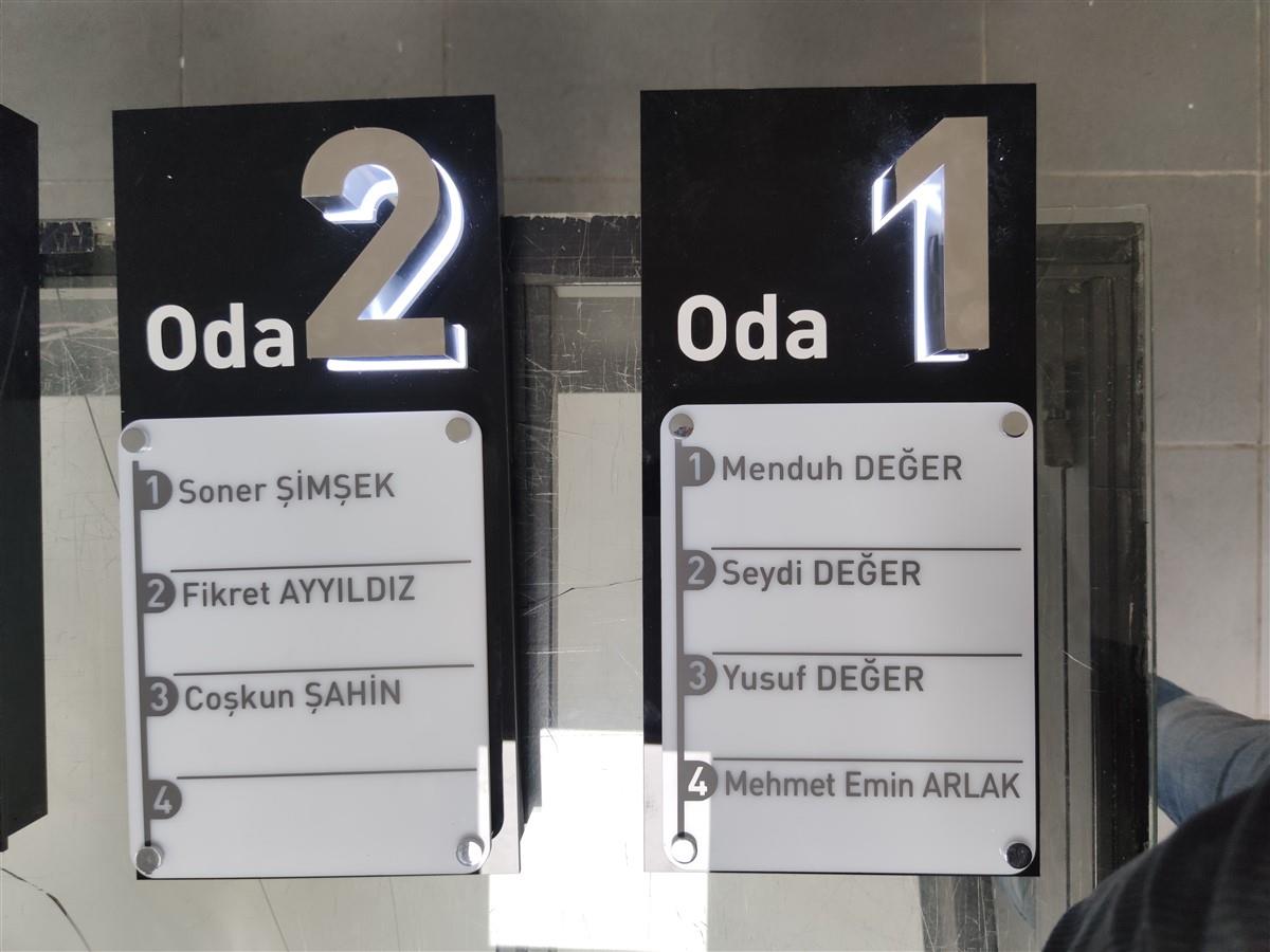 PLEKSİ ÜZERİ KROM IŞIKLI KAPI / ODA İSİMLİĞİ