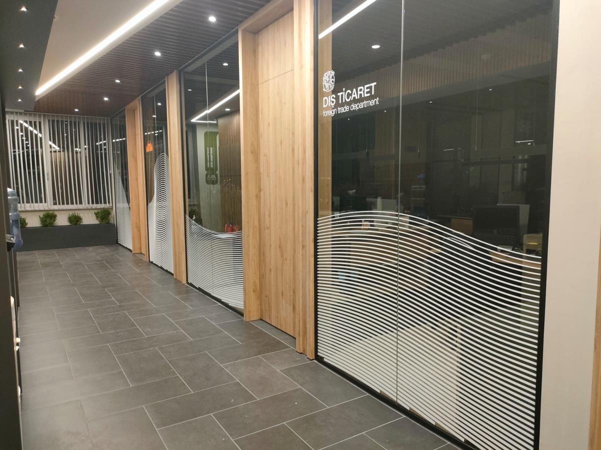 OFİS İÇ YÖNLENDİRME CAM KUMLU FOLYO UYGULAMA