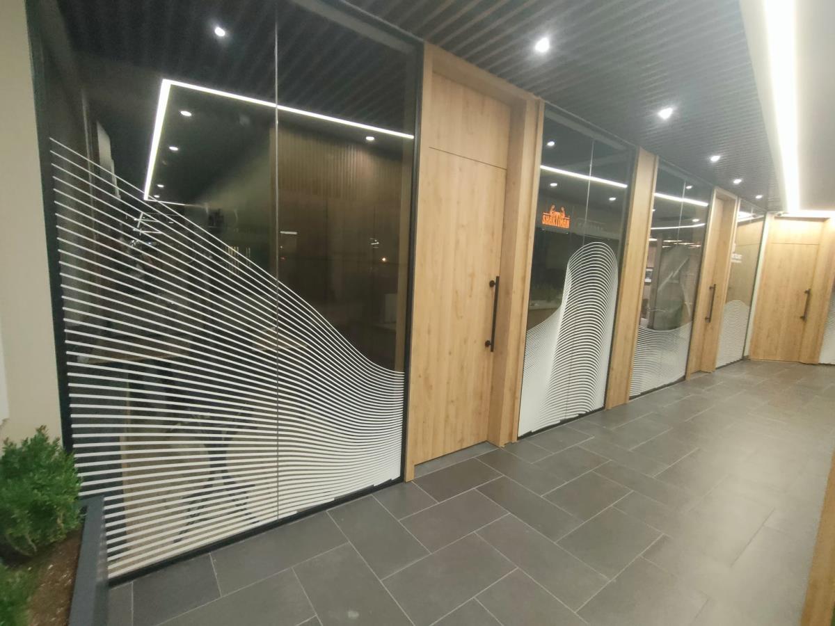 OFİS İÇ YÖNLENDİRME CAM KUMLU FOLYO UYGULAMA