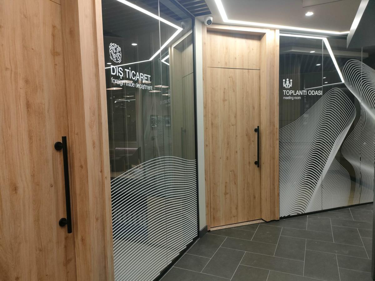 OFİS İÇ YÖNLENDİRME CAM KUMLU FOLYO UYGULAMA