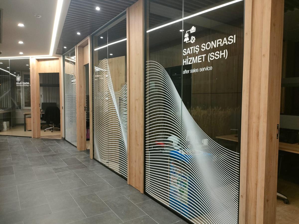 OFİS İÇ YÖNLENDİRME CAM KUMLU FOLYO UYGULAMA