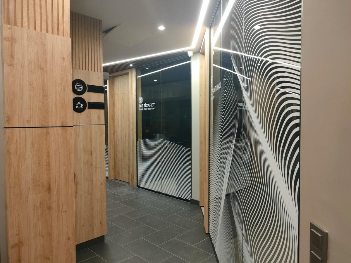 OFİS İÇ YÖNLENDİRME CAM KUMLU FOLYO UYGULAMA