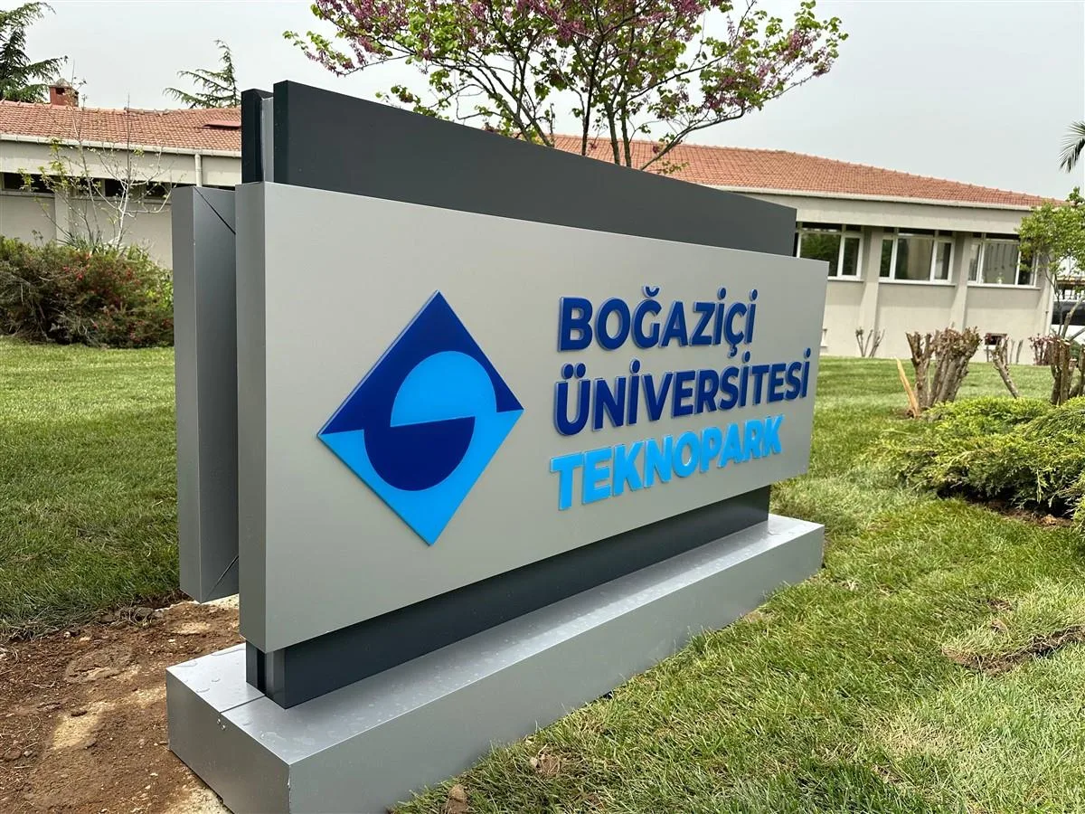 BOĞAZİÇİ ÜNİVERSİTESİ PİLON TABELA İMALATI