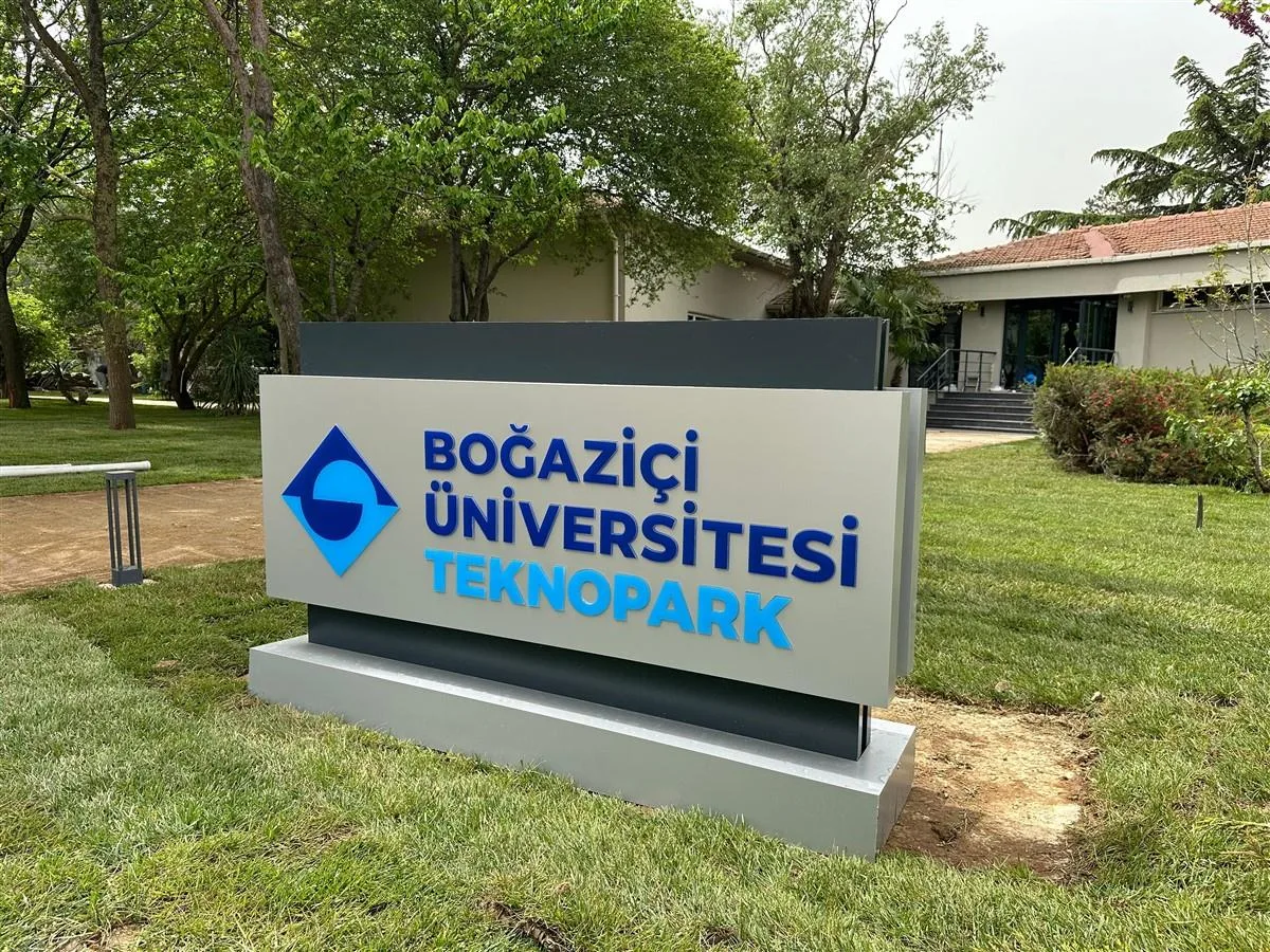 BOĞAZİÇİ ÜNİVERSİTESİ PİLON TABELA İMALATI