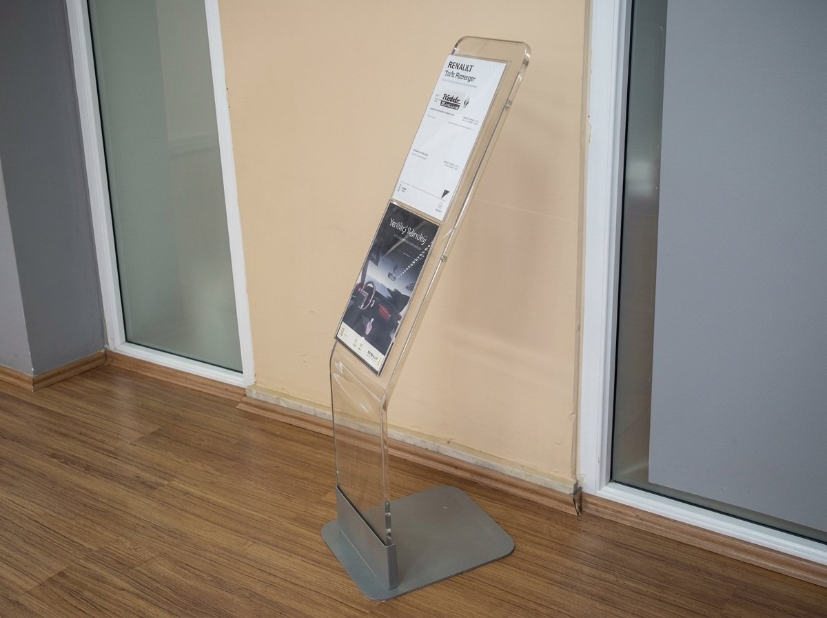 AYAKLI PLEKSİ ÜRÜN TANITIM STANDI