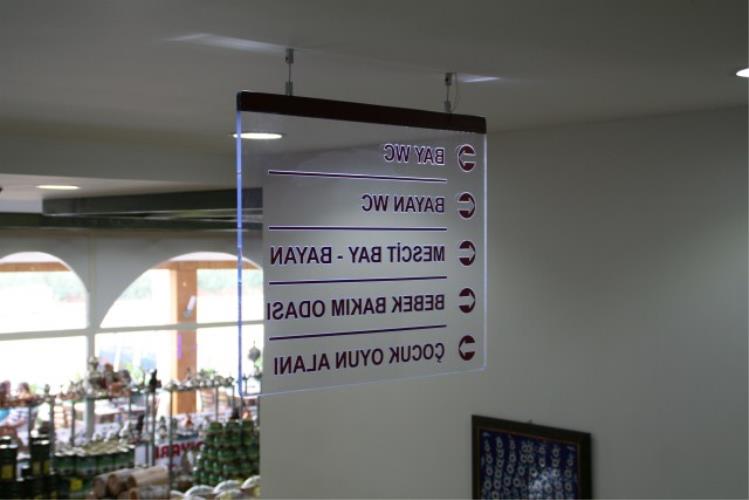 ŞEFFAF VE RENKLİ PLEKSİ KAPI İSİMLİĞİ ÖRNEKLERİ