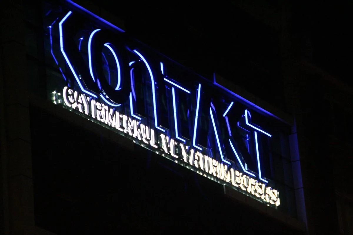 IŞIKLI MAVİ KROM HARF CAM CEPHE TABELA