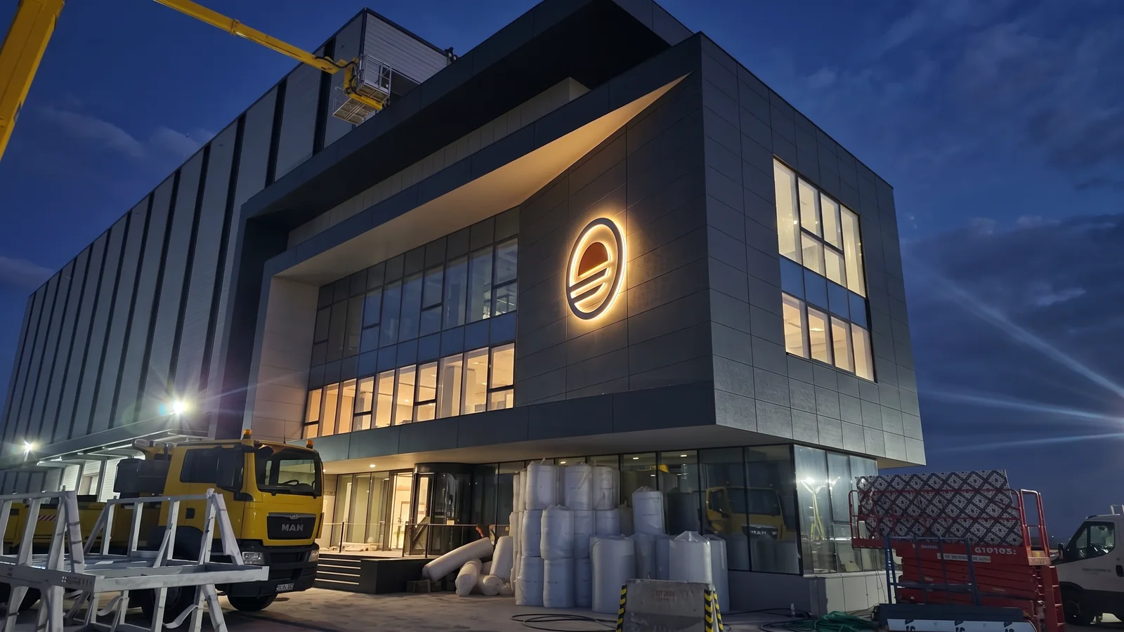 DIŞ CEPHE KROM KUTUHARF VE ZEMİNE AYDINLATMALI TABELA SİSTEMLERİ