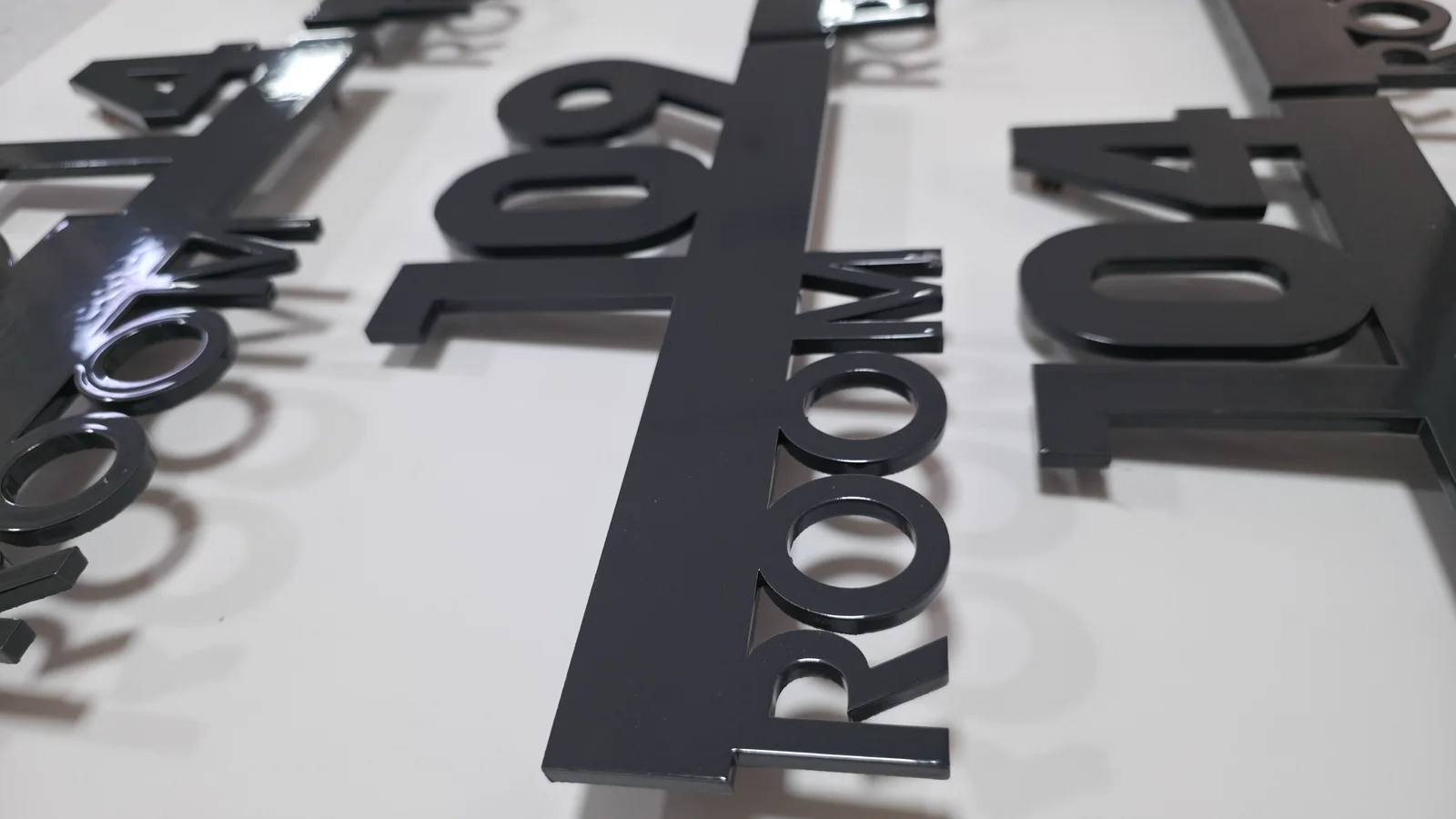 ALÜMİNYUM CNC KESİM KAPI VE YÖNLENDİRME SİSTEMLERİ