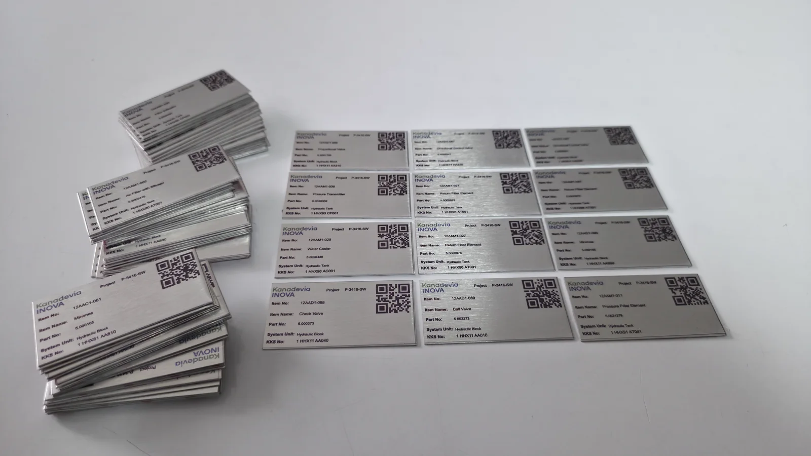 KAREKODLU VE SÜBLİMASYON BASKILI ENDÜSTRİYEL METAL MAKİNE ETİKETLERİ
