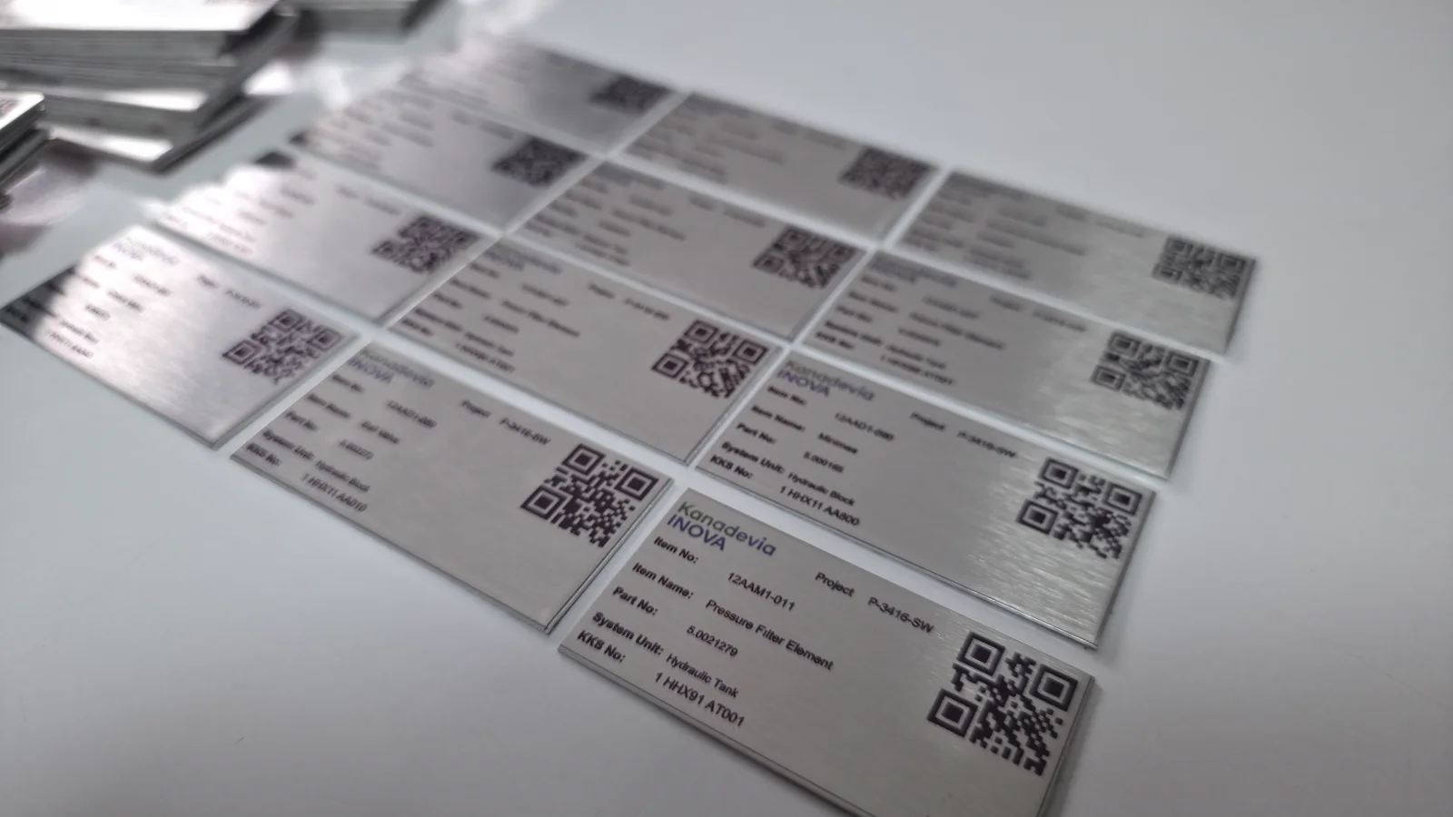 KAREKODLU VE SÜBLİMASYON BASKILI ENDÜSTRİYEL METAL MAKİNE ETİKETLERİ