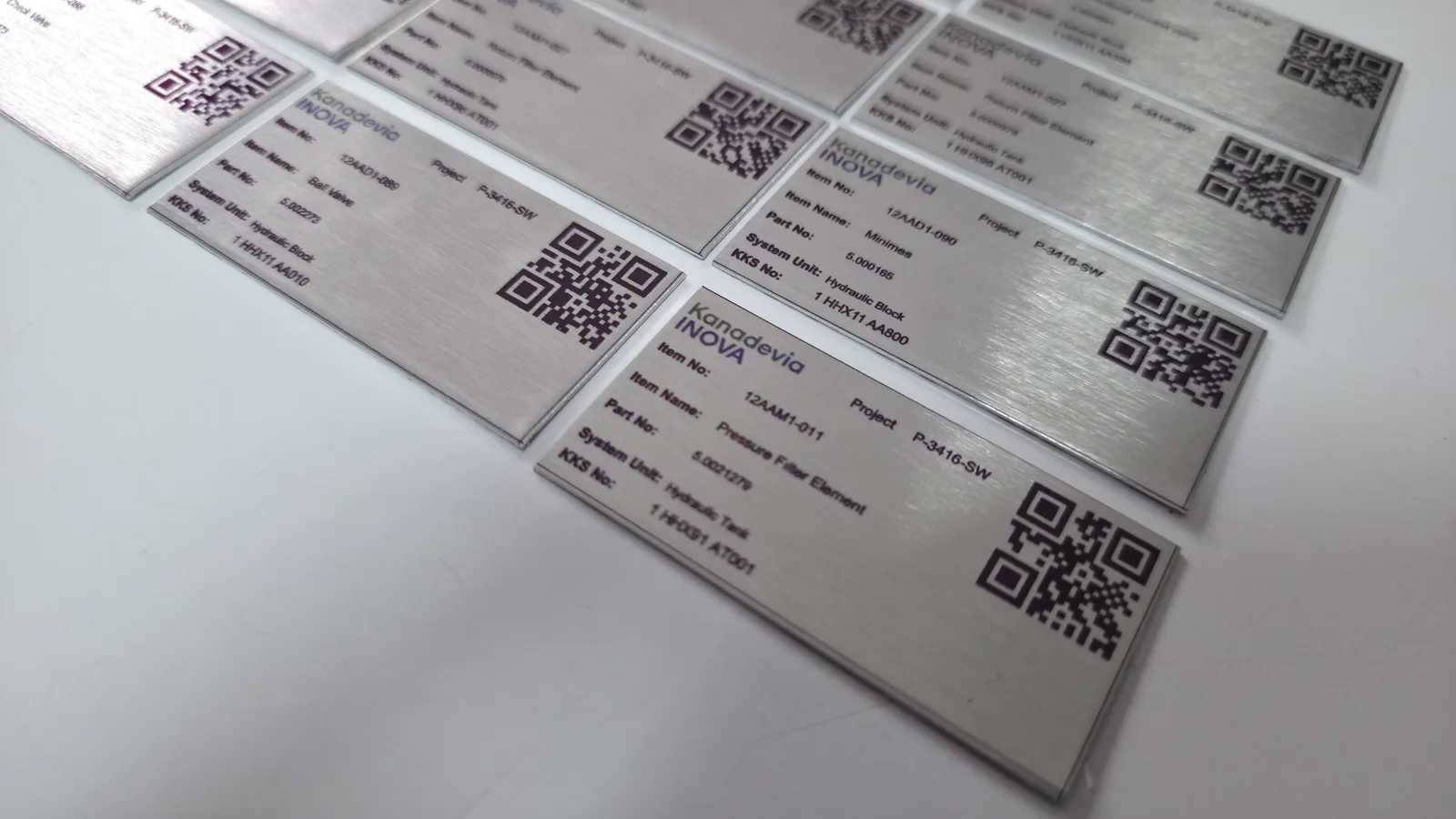 KAREKODLU VE SÜBLİMASYON BASKILI ENDÜSTRİYEL METAL MAKİNE ETİKETLERİ