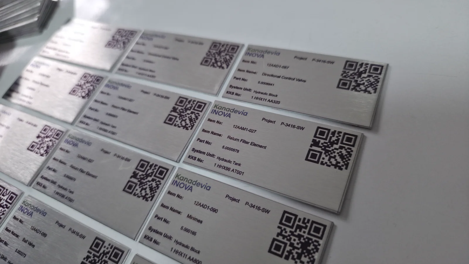 KAREKODLU VE SÜBLİMASYON BASKILI ENDÜSTRİYEL METAL MAKİNE ETİKETLERİ