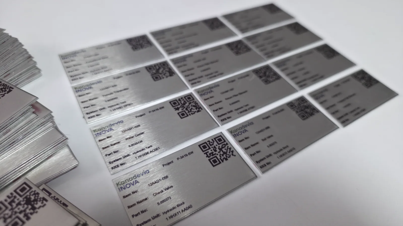 KAREKODLU VE SÜBLİMASYON BASKILI ENDÜSTRİYEL METAL MAKİNE ETİKETLERİ
