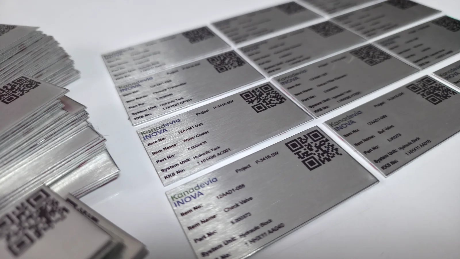 KAREKODLU VE SÜBLİMASYON BASKILI ENDÜSTRİYEL METAL MAKİNE ETİKETLERİ