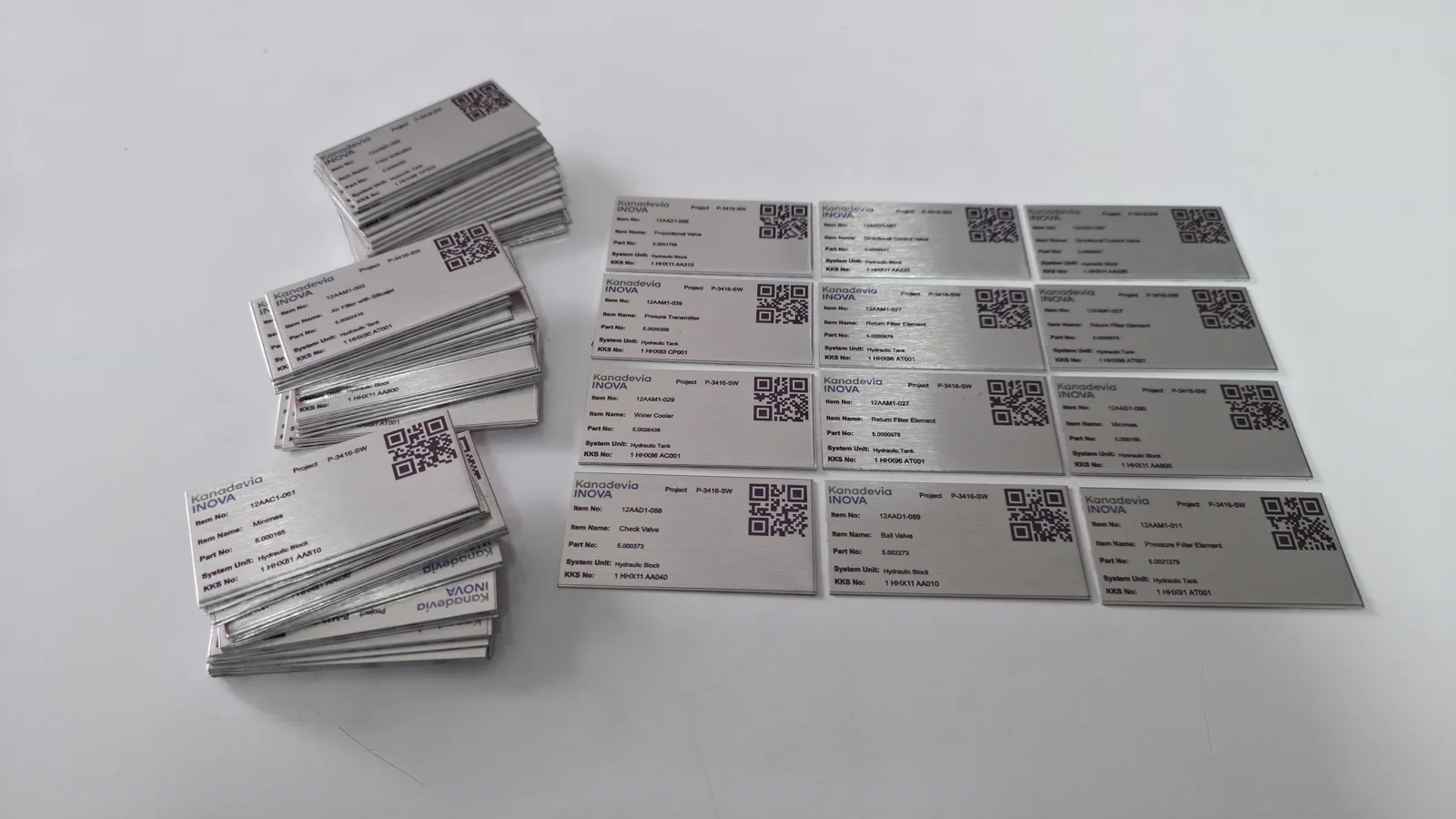 KAREKODLU VE SÜBLİMASYON BASKILI ENDÜSTRİYEL METAL MAKİNE ETİKETLERİ