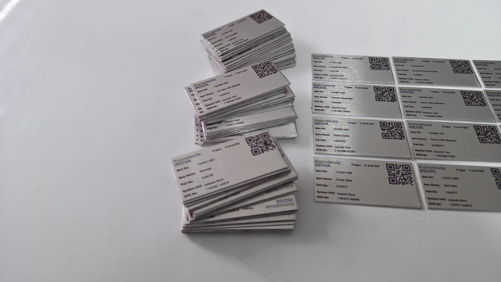 KAREKODLU VE SÜBLİMASYON BASKILI ENDÜSTRİYEL METAL MAKİNE ETİKETLERİ