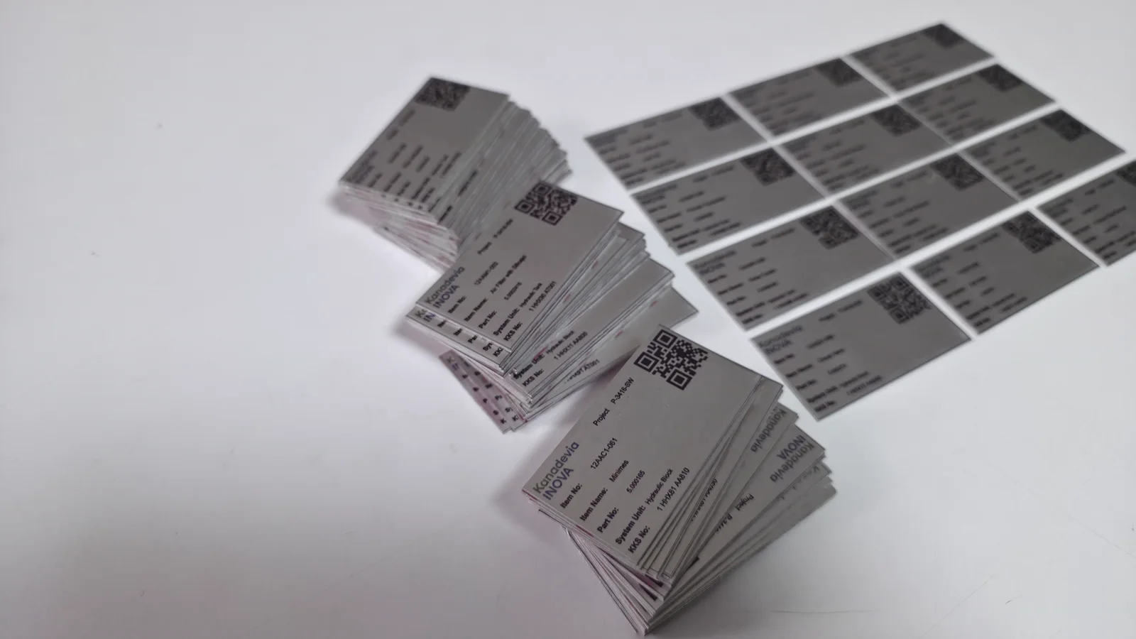 KAREKODLU VE SÜBLİMASYON BASKILI ENDÜSTRİYEL METAL MAKİNE ETİKETLERİ