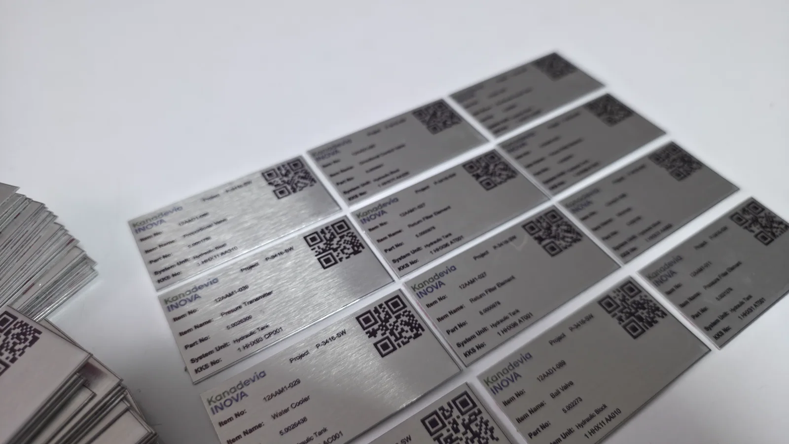 KAREKODLU VE SÜBLİMASYON BASKILI ENDÜSTRİYEL METAL MAKİNE ETİKETLERİ